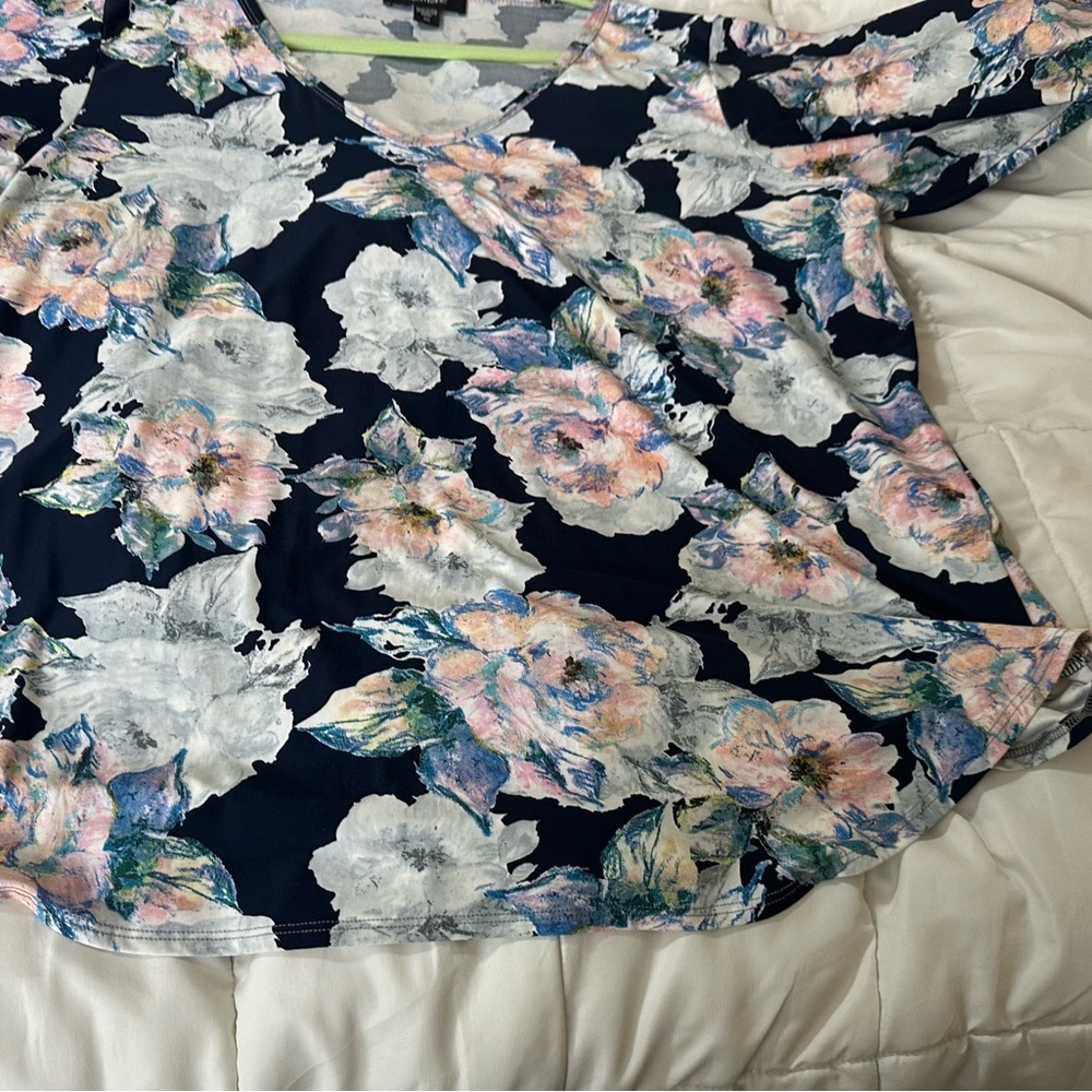 Karen Kane 1x size blouse blue with flowers beautiful pre-owned - Picture 9 of 10
